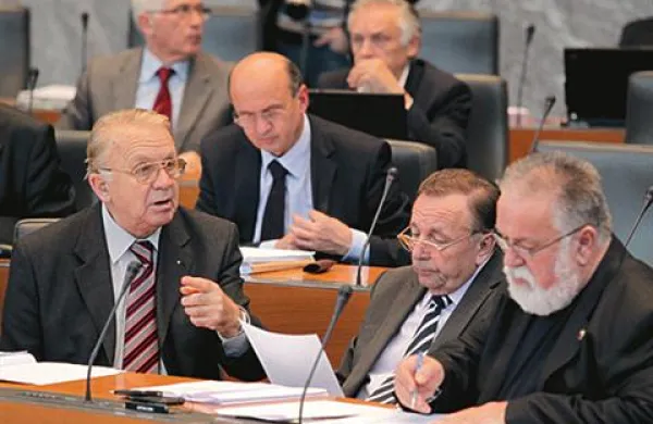 V poslanskih skupinah si niso enotni glede podpore rebalansu letošnjega državnega proračuna, s katerim namerava vlada ob pričakovanem izpadu prihodkov za 365 milijonov evrov za prav toliko oklestiti tudi porabo.