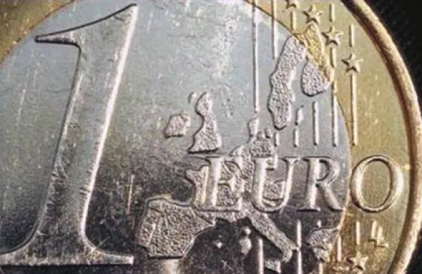 Življenje evra visi na nitki, pravijo poznavalci.