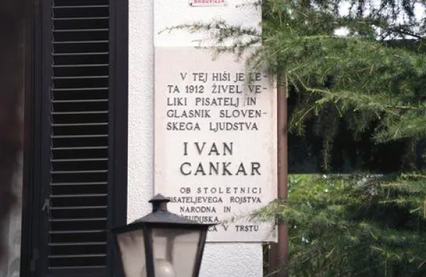 Spominska plošča sredi Bazovice: “V tej hiši je živel ... Ivan Cankar”