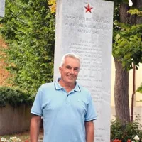 Vojko Miot ob spomeniku padlim vaščanom 