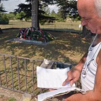 Karlo Grgič s knjigo vtisov ob spomeniku na bazóvski gmajni