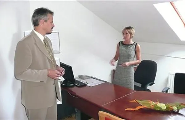 V pivški občinski stavbi odslej deluje nova pisarna Centra za socialno delo. Njen namen in delovanje sta predstavila direktorica CSD Patricija Može in župan Robert Smrdelj.