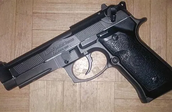  Mladi ropar je lani septembra v študentko v Postojni uperil imitacijo pištole znamke beretta.
