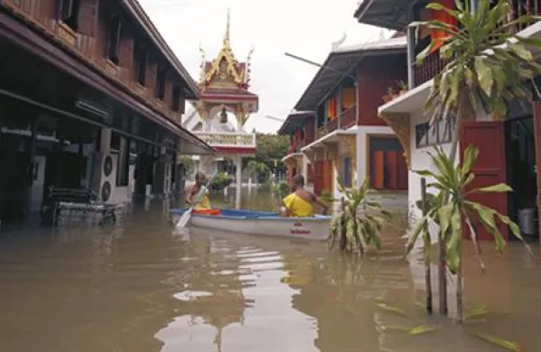 Budistična meniha   na čolnu v provinci  Ang Thong.