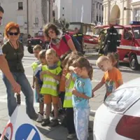 V Piranu se bodo tudi letos otrokom predstavili policisti, gasilci, redarji, ... Utrinek s tedna mobilnosti v preteklih letih.