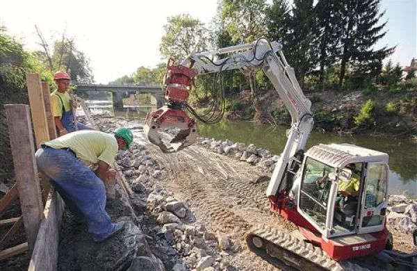 Delavci pri Mirnu urejajo strugo reke Vipave 