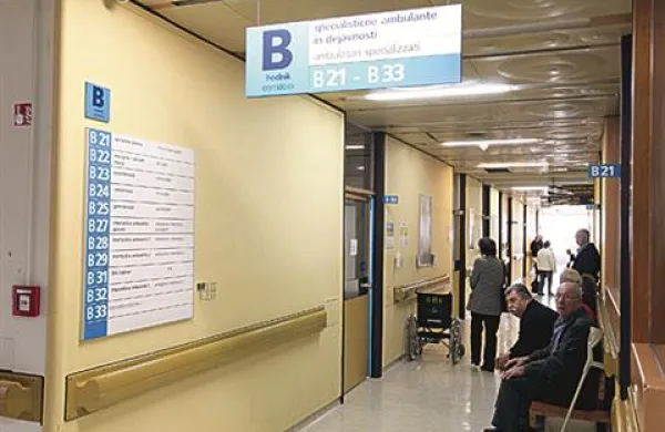 Leto dni po uvedbi pravilnika o najdaljših dopustih čakalnih dob, se je število čakajočih za posamezne zdravstvene storitve zmanjšalo s 83.642 čakajočih na 42.676.