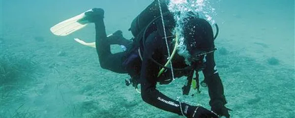 Pri podvodni navigaciji si reševalci pomagajo s kompasom