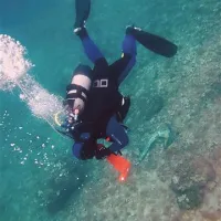 Ko  potapljač najde pogrešani predmet, označi mesto najdbe s potapljaško bojo