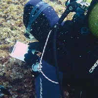 Na potapljaško tablico si reševalci beležijo vse pomembne informacije o mestu najdbe