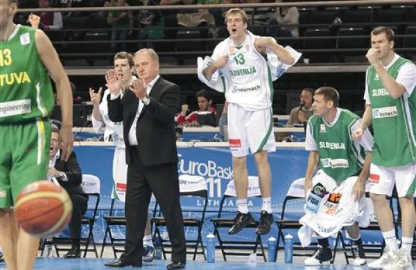 Zoran Dragić (v sredini) je bil svetla točka slovenske ekipe, levo selektor Božidar Maljković, za njim Goran Dragić, z desne proti levi sta Uroš Slokar in Goran Jagodnik