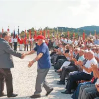 Predsednik zveze borcev Janez Stanovnik (desno) je čestital Matjažu Kmeclu za slavnostni govor