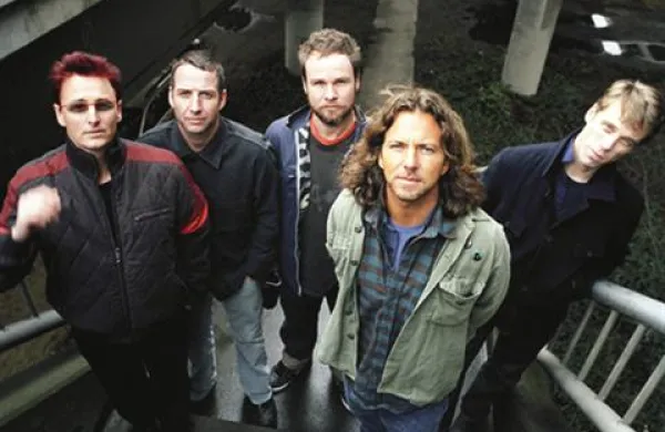 Politično angažirana zasedba Pearl Jam, ki bo jutri praznovala 20-letnico delovanja, je doslej prodala približno 70 milijonov   albumov. Zadnji studijski album Backspacer so izdali leta 2009.