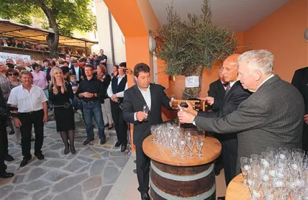 Eden od ciljev zavoda za turizem, kulturo,  mladino in šport je tudi promocija rebule, ki naj postane paradni konj Brd (na fotografiji praznik rebule)