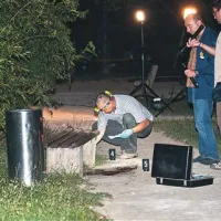 Tako so 19. avgusta forenziki iskali uporabne sledi za napadalcem