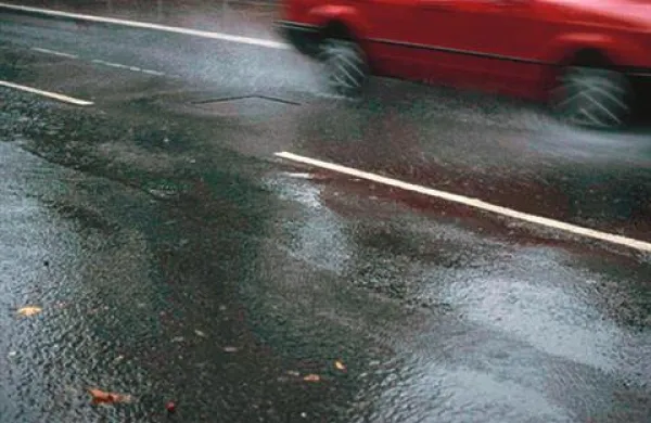 57-letnega voznika je zaradi neprilagojene hitrosti na spolzkem vozišču pričelo zanašati. Fotografija je simbolična.