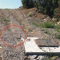 Na dostopni poti je videti    jašek za vodo, pa tudi  za elektriko (slednji je obkrožen)