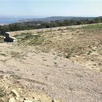 V ospredju  nova dostopna pot, ob njej   kmetijske parcele. Tista z  obzidjem je v lasti Štuvovih. 