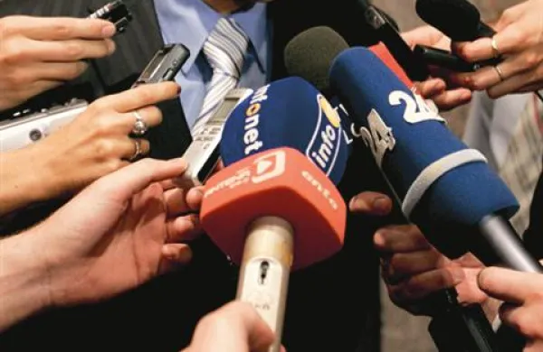Soočanje z grožnjami in pritiski je sicer vsakdanji, vendar v demokratični družbi nesprejemljiv del novinarskega poklica, poudarjajo v DNS.