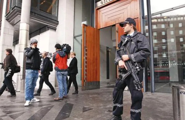 Novinarji in policist pred sodiščem, kjer so danes zaslišali Andersa Behringa Breivika