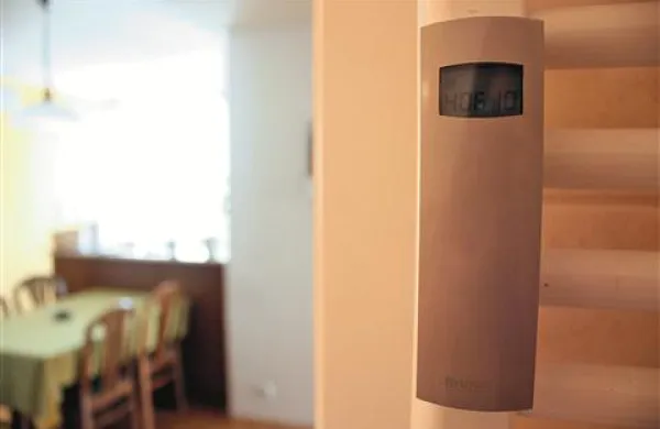 Delilnik,  ki na vsakem radiatorju v stanovanju meri toploto vode v radiatorju, lahko pa tudi toploto zunanjega zraka, naj bi brez menjave baterije deloval deset let