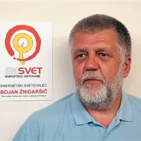 Bojan Žnidaršič: “Pri elektriki nam je kristalno jasno: električni števec ima  vsak posebej v stanovanju, ne pa skupnega na blok. Vsak je odgovoren za svoje stroške in nanje lahko tudi vpliva.” 