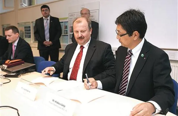 Direktor podjetja Inea RBT Cvetko Pepelnik in predsednik poljske podružnice družbe Mitsubishi Electric Hirokazu Sanjo ob podpisu pogodbe