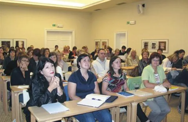 V Postojni je danes delovno srečanje strokovnih delavcev Centrov za socialno delo Slovenije na področju rejništva.