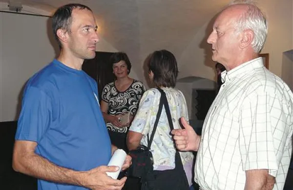 Blaž Komac s tolminskim profesorjem geografije Radovanom  Lipuščkom, v ozadju direktorica Tolminskega muzeja Damjana Fortunat Černilogar. 