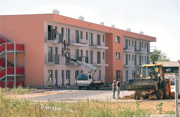 Socialni center je zgrajen, a ostaja prazen, saj se o najemu ne zmorejo dogovoriti. Sedaj se pogajajo, da bi ga prevzela občina, ki bi nadaljevala pogovore z Domom upokojencev Nova Gorica. 