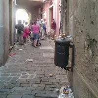 Piransko “tihožitje”: turisti s francoske križarke in prepolni smetnjaki