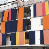 Včeraj dopoldan je pogled v nadstropja neprofitnega stolpiča razkril, da so potencialno nevarna še najmanj tri opletajoča kovinska senčila