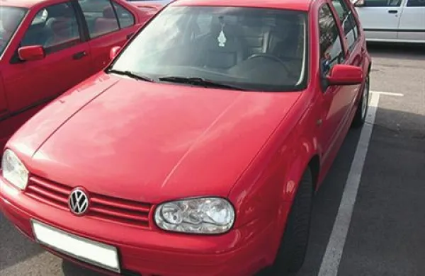 Koprski policisti iščejo voznika rdečega golfa, ki je včeraj zjutraj povzročil prometno nesrečo. Fotografija je simbolična.