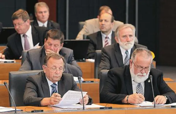 Večina poslancev v primeru padca vlade pričakuje predčasne volitve.