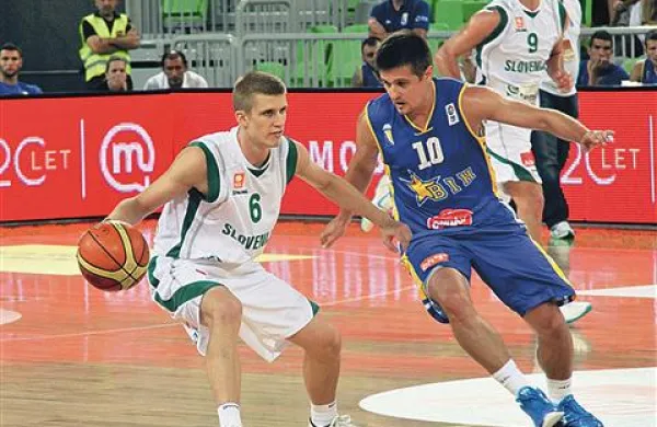 Luka Rupnik (levo) je v Litvi dosegel prvi koš na EP v članski konkurenci