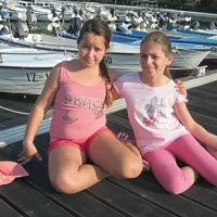Chiara Milanič (levo) in Tajana Vokič se pri jadralskem pouku  počutita kot na počitnicah