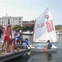Mladi novopečeni jadralci so se na koncu pomerili v štafetnem jadranju in si ogledali regato optimistov