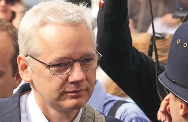 Eno od poglavij v knjigi naj bi bilo posvečeno razlagi Assangeove plati glede obtožb na Švedskem