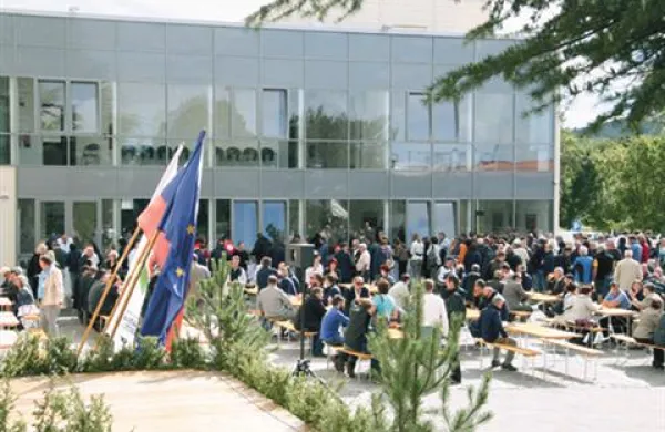  Z novimi prostori je sežanski izobraževalni center povsem primerljiv z osrednjim izobraževalnim centrom na Igu, je včeraj ocenil Miran Bogataj. Manjka mu le še poligon.