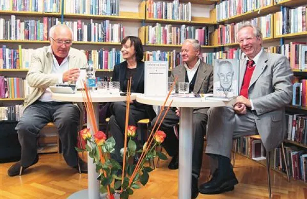 Dragega znanca so se v komenski knjižnici spominjali (z leve) Aleš Berger, Manca Košir, Peter Kovačič Peršin in Edvard Kovač 