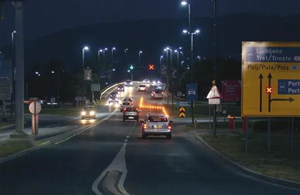 Na cesti, ki iz Kopra vodi proti križišču pri nekdanji tovarni Inde, so pilotno vzpostavili sistem za povečanje  pretočnosti prometa