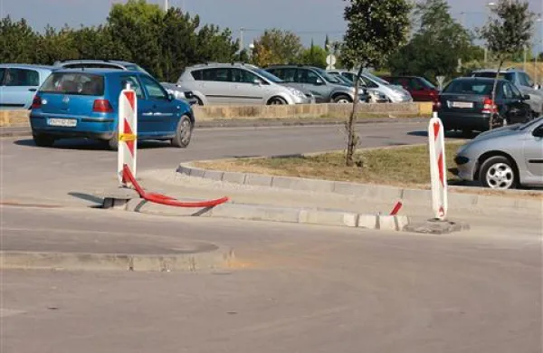 Na parkirišču pred izolsko bolnišnico naj bi očitno kmalu postavili zapornice in uvedli plačevanje parkiranja, a o podrobnostih noče še nihče govoriti 