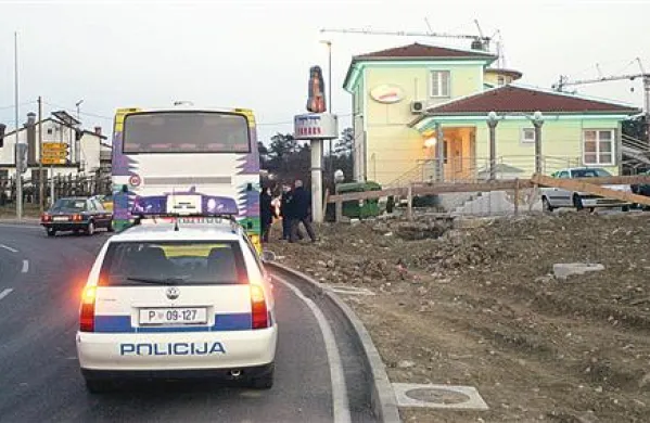 Dekleta, ki so leta 2003 delala v Faraonu, so stanovala pri obtoženem Mladenu Kranjčecu v Lukežičih pri Renčah. Med hišno preiskavo so policisti tam zasegli prenosni računalnik, v katerega naj bi se dekleta vpisovala, kadar so odhajala iz hiše.