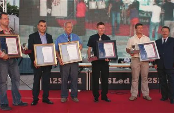 Kar dve od petih priznanj OZS so prejeli Sežanci: Radovan Gregorčič (drugi z desne) in Milan Škapin (peti z desne)  v imenu območne zbornice Sežana