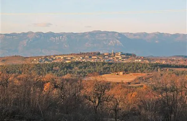 Ne samo apetiti investitorjev, tudi nepravilno delo sežanske upravne enote in sežanske občine je omogočilo pretirano pozidavo kmetijskih zemljišč okrog kraških vasi, je v nadzoru ugotovilo ministrstvo za okolje in prostor 