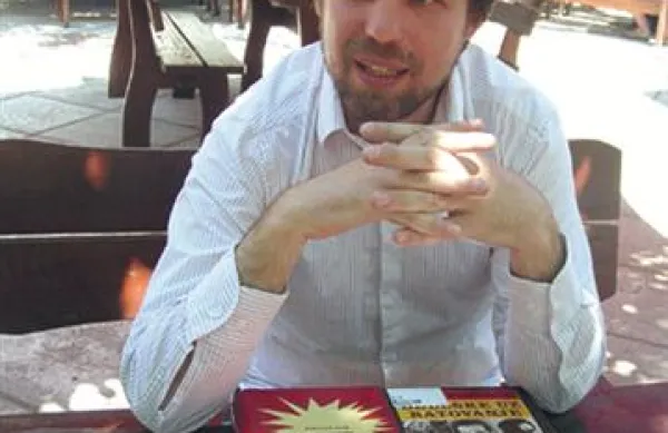 Letošnja najboljša esejistična zbirka je po oceni žirije Sklada Marjana Rožanca delo Miklavža Komelja z naslovom Nujnost poezije.
