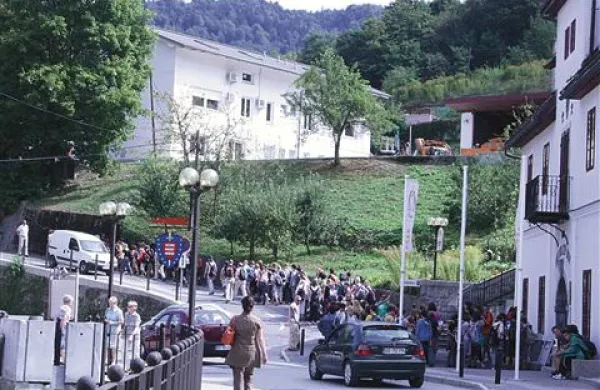 V teh dneh  Idrijo obiskujejo številni slovenski šolarji 