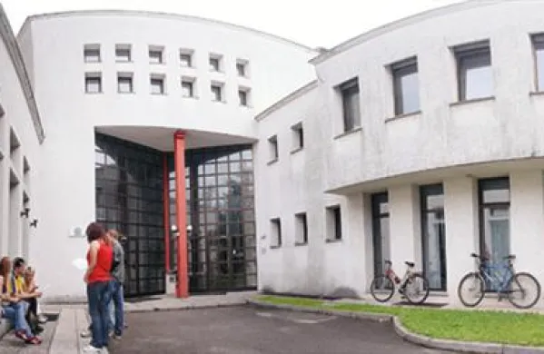Univerza v Novi Gorici je ustanovila poseben štipendijski sklad, namenjen predvsem tistim študentom študijskih programov prve in druge bolonjske stopnje, ki nimajo koncesije.