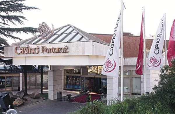 Po navedbah bivših članov uprave Marjana Bolke in Dušana Mesa je portoroški Casino že od leta 2007 v primežu kriminalnih združb 