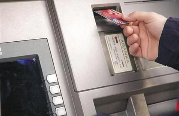 SKB banka je v zadnjih dneh zaradi suma zlorab zablokirala več bančnih kartic komitentov.